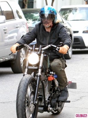 Brad-Pitt-goes-for-a-ride-around-New-Orleans-on-another-custom-motorcycle-435x580.jpg