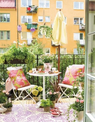 small-balcony-garden-with-dining-room.jpg